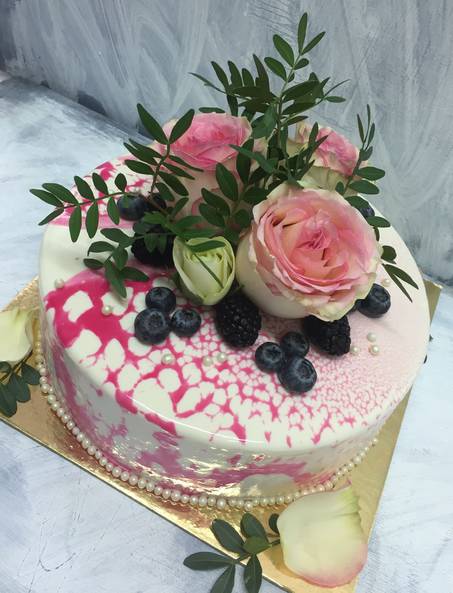Торт с живыми цветами и ягодами