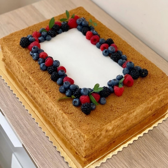 Торт Медовик с ягодами на заказ